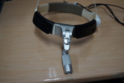 耳鼻咽喉科で診察を受ける患者と医師