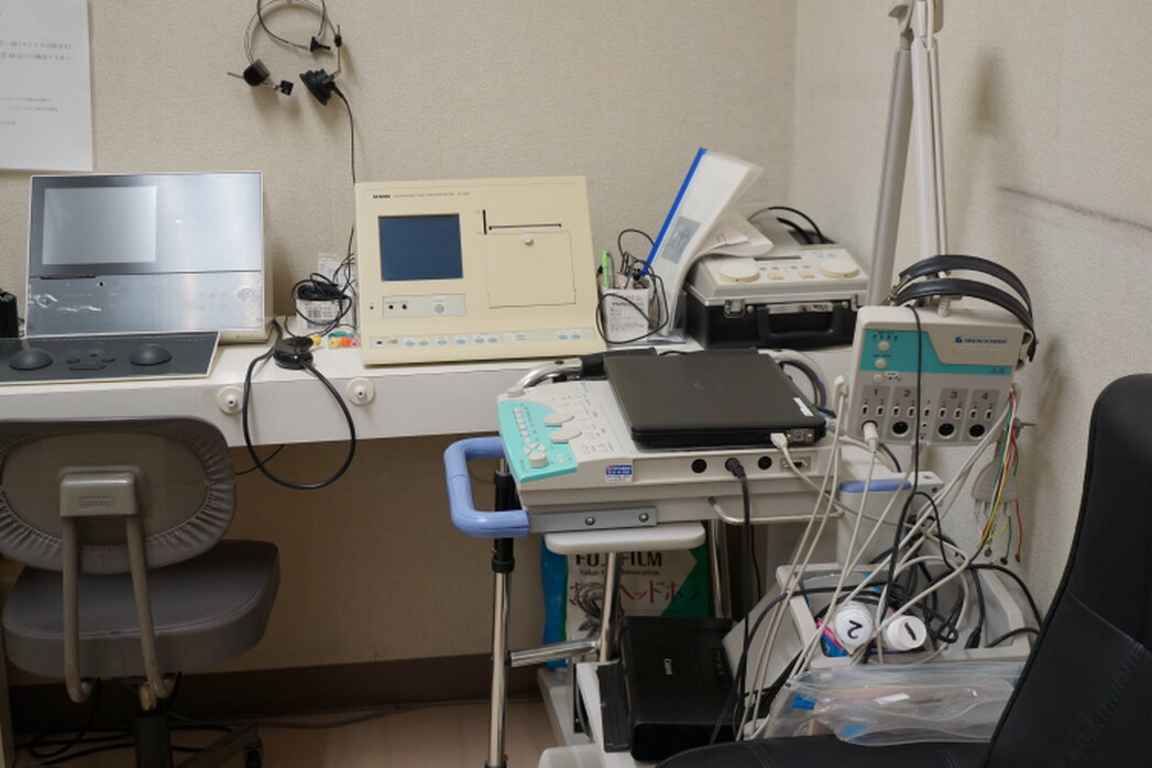 補聴器の相談を受ける高齢者